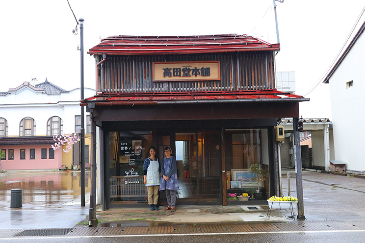 経済産業省の近代化産業遺産認定、および国の登録有形文化財にも登録された日本最古級の映画館『高田世界館』の隣にあるカフェ「世界ノトナリ」
