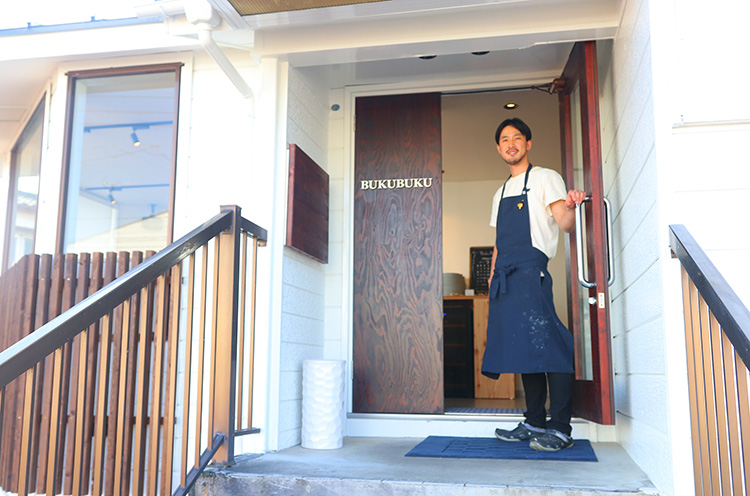 オーナー・佐藤さん。「摂田屋の文化を知るきっかけになるようなお店を目指しています」