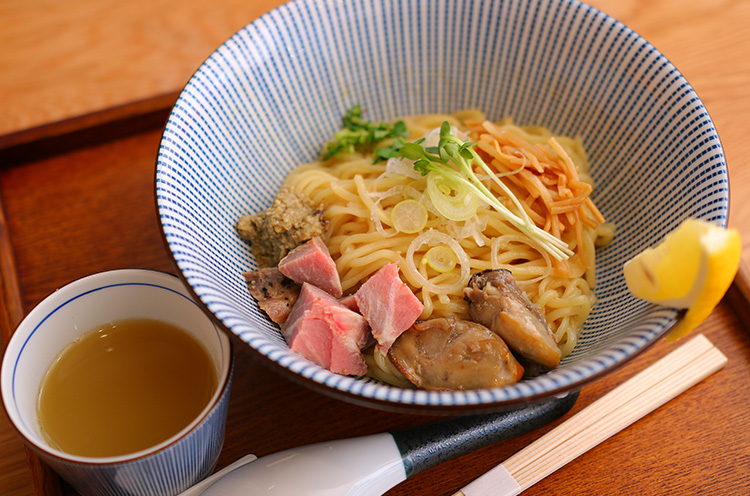 『牡蠣の塩油そば』。つけスープに麺を浸して日本そばスタイルで食べてもよし。味変に使ってもよし。