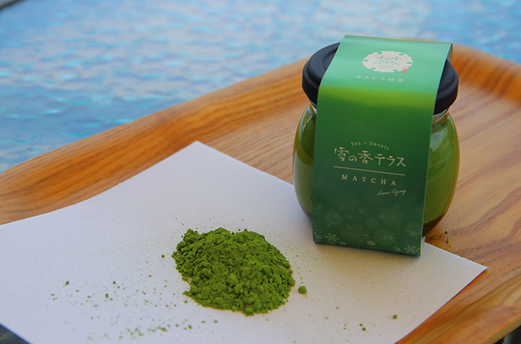 『雪室抹茶』。抹茶による鮮やかな緑色が目を惹く。ソースにはさらに濃い抹茶を使用