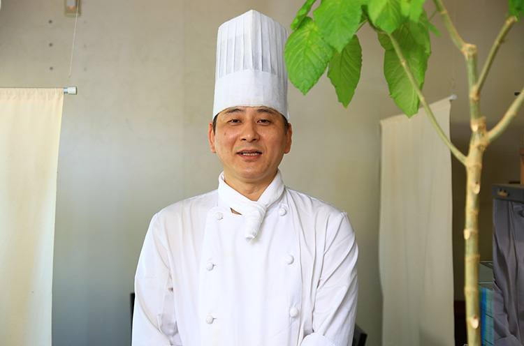 シェフ・齋藤さん。料理人歴30年以上。ホテルや結婚式場などでの修業を経て、11年前に洋食レストランを開店