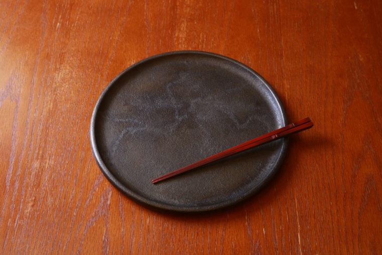 朧銀塗の『round bordered』と、朧銀塗×竹塗のmitate『mitate箸』