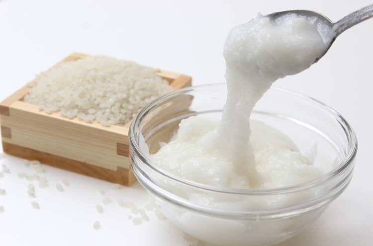 お米のピューレとは、お米と水を専用の機械で加熱処理し、細かくつぶして半液状態にしたもの。安全面から添加物の代用として使われることも多い。