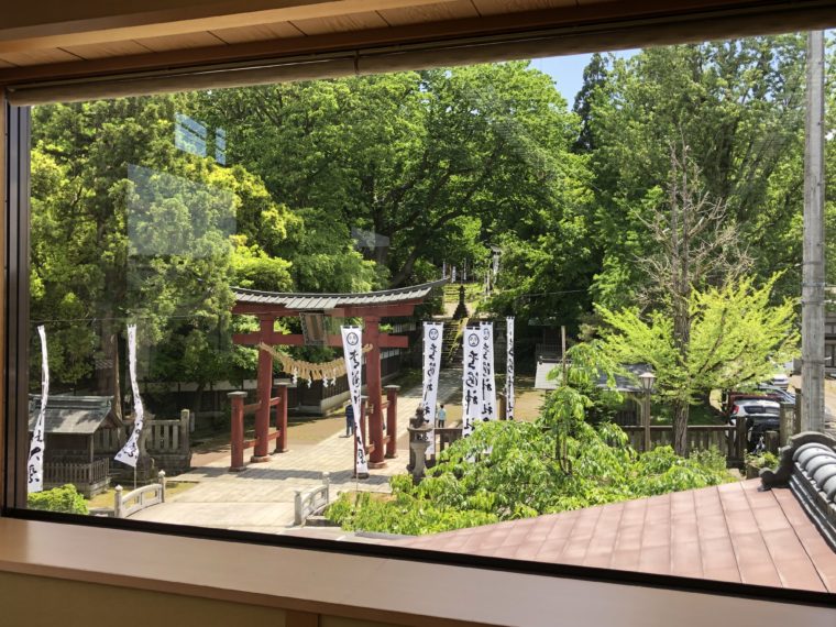 2階席からは、青海神社&加茂山の新緑が目の前に迫る絶景が!!