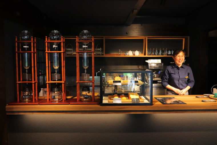 水出しコーヒーの器具が置かれたカウンター。右はフロントマネージャーの梅澤美香さん