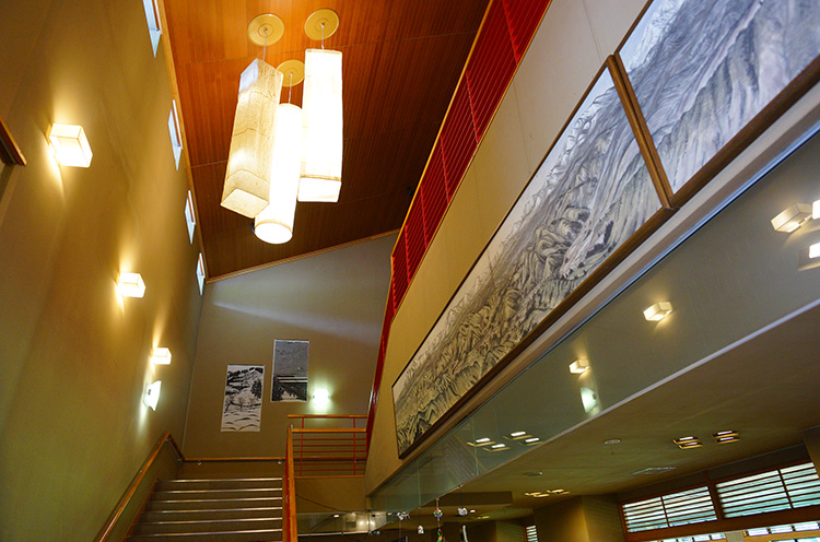 旅館のような内装。写真は和紙で作った照明