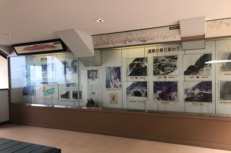 展示室の窓からは、日本海と列車を眺めることもできる