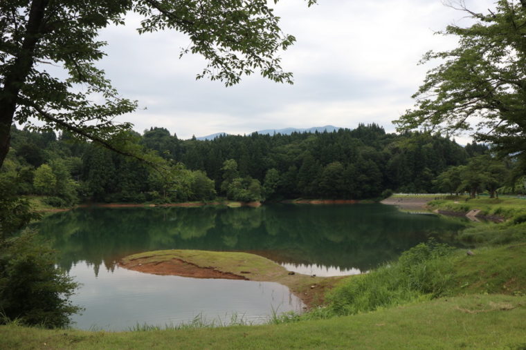 鏡が池。緑色に染まった湖面がとても涼しげで美しいです
