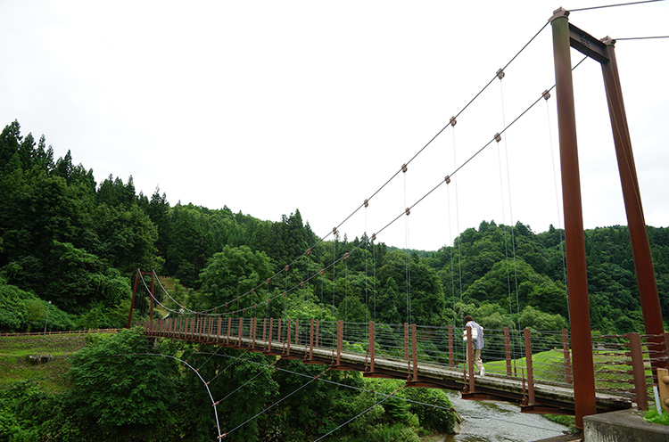 渋海川にかかる吊り橋もあります。スリル満点！