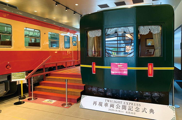 左に見えているのは、平成22年3月12日まで、大糸線で活躍していた「キハ52」の実車を使った待合室。
