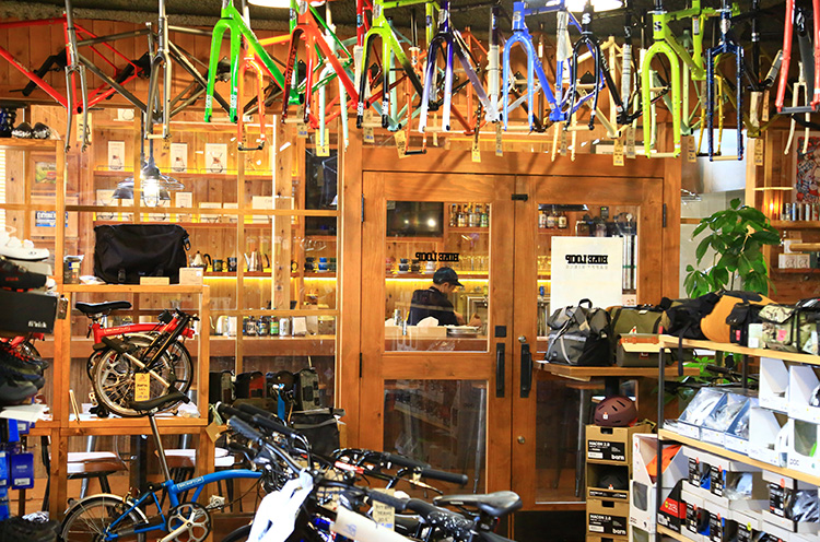 食事をしながら店頭の自転車を眺めることもでき、自転車好きの心を鷲掴みにしています