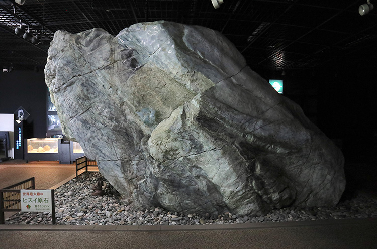 【道の駅 親不知ピアパーク】海亀像と102トンの巨大ヒスイ原石が2大シンボル｜糸魚川市青海