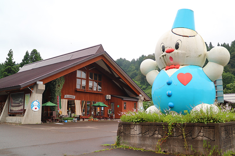 安塚区のマスコットキャラクターである雪だるまがお出迎え