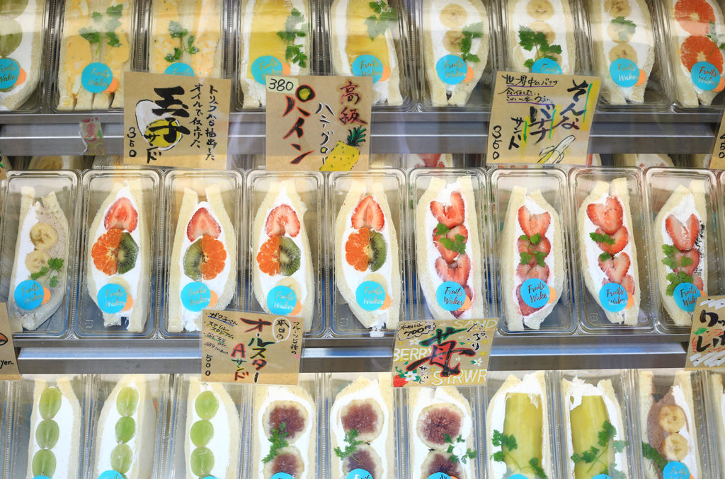 Fruits Waker】彩り鮮やかなフルーツサンドが、常時15種類ほど並ぶ
