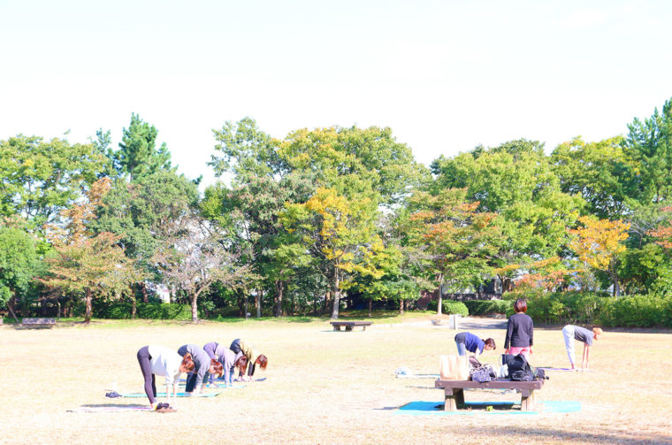 目の前ではヨガを楽しむ人々の姿が。外国の光景みたい！