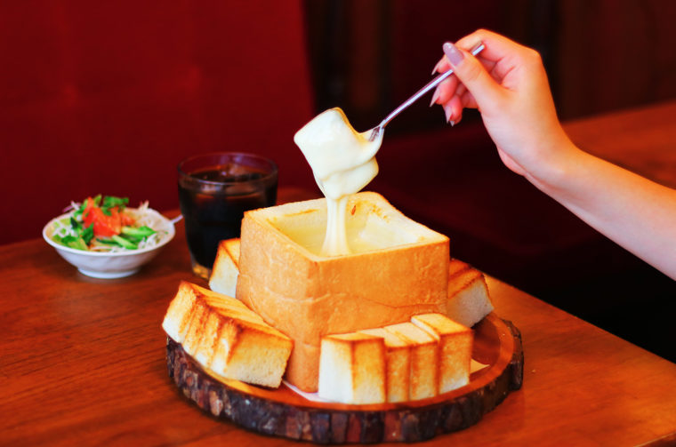 『厚切りトーストチーズフォンデュ風』（1,300円税込）