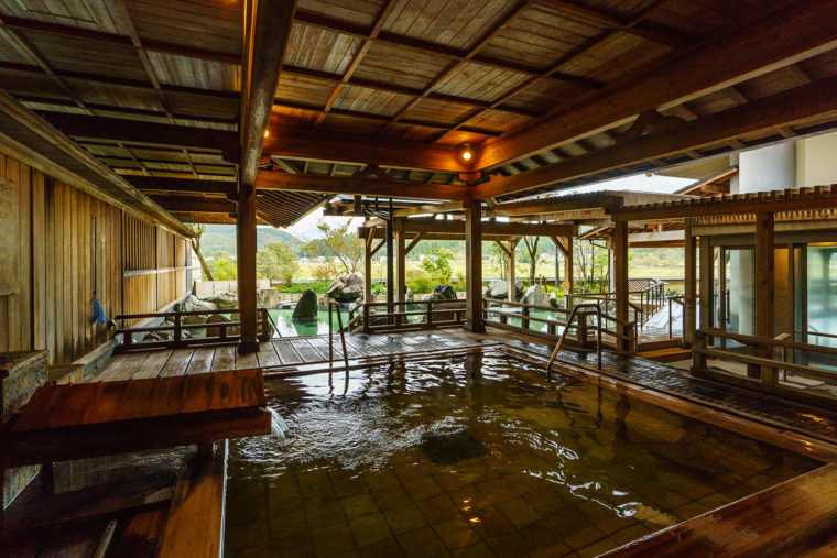 自家源泉で満たされた回遊式露天風呂。たくさんの浴槽がある
