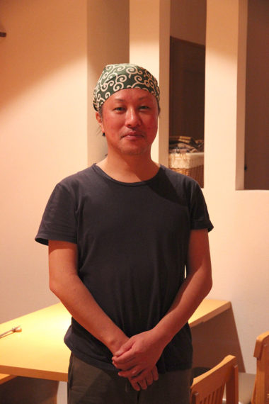 店主の山本克紀さん。22歳の頃、東京の焼鳥店でアルバイトをしたことがこの道に入るきっかけ。29歳で開業した