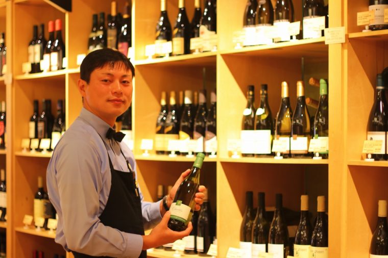 ワインショップ・エノテカ新潟店の坂井 寛さん。豊富な知識と丁寧な対応でワイン選びのアドバイスをしてくれます