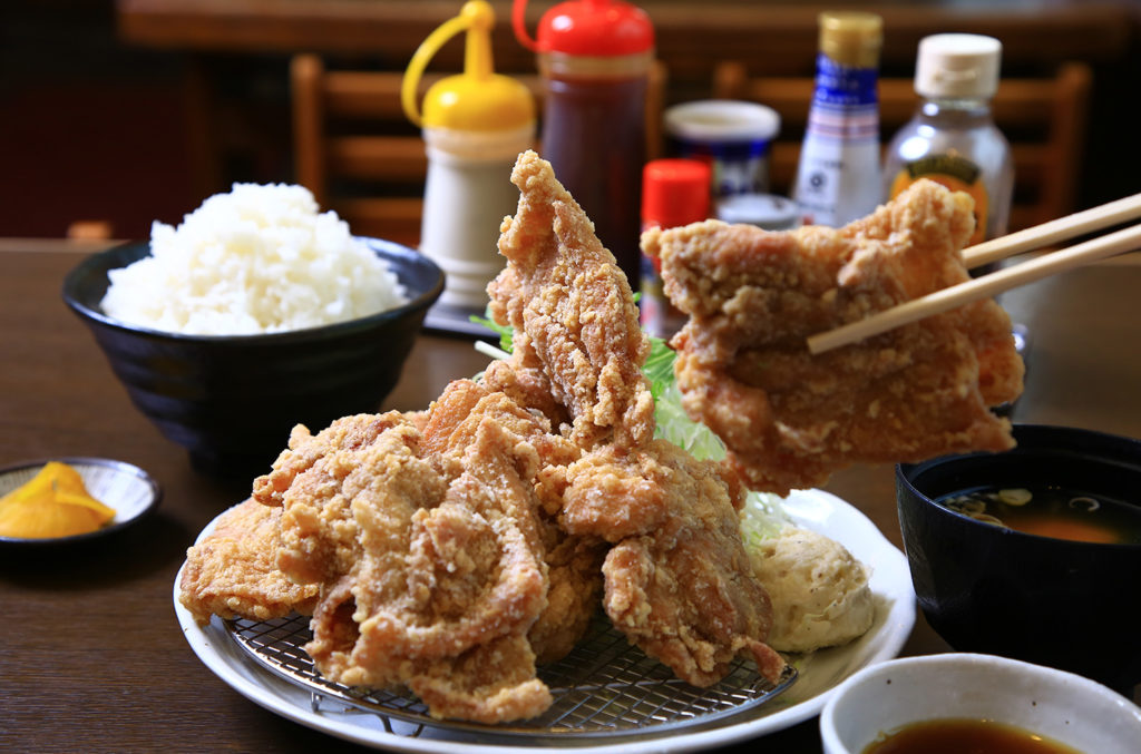 定食 吉田屋】総重量1キロ超え！ 巨大唐揚げに食らいつけ｜新潟市東区