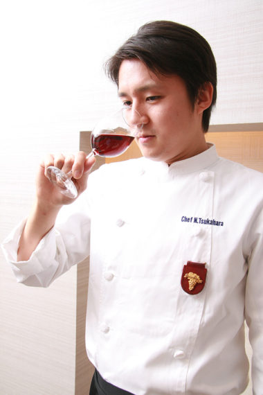 1979年生まれ。燕市吉田出身 。燕にワインの文化を広めたいとソムリエの資格を取得。料理を 通して地元の食材の魅力を発信する