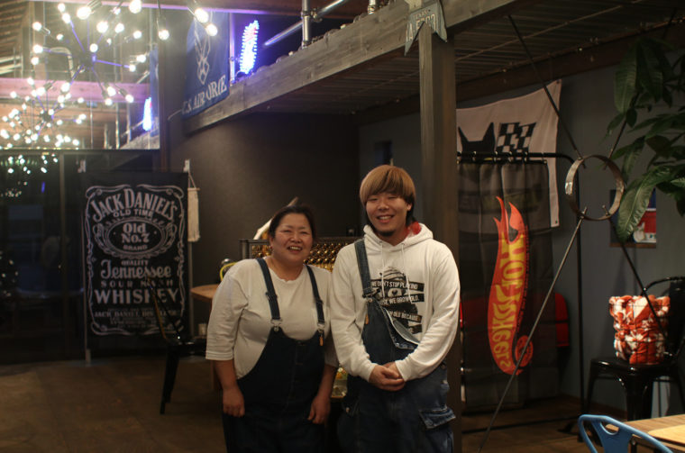 井澤さん（右）と母の淳子さん（左）。店内の雑貨は淳子さんが趣味で集めていたものだそう！　かっこいい！
