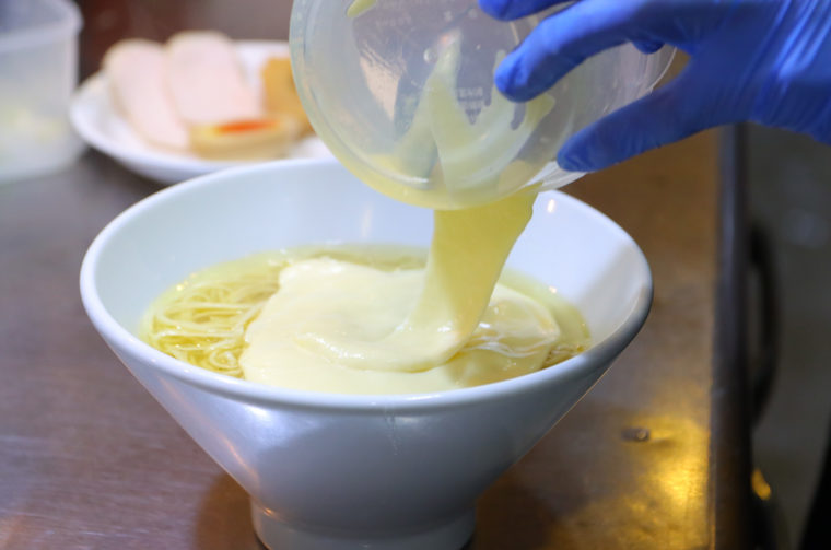 チーズの風味をいかす塩味のバランスがとられたスープを使用