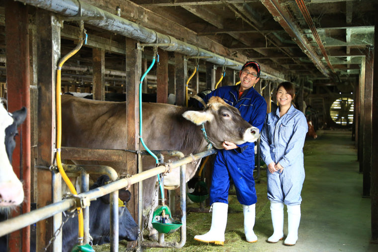 坂井武史さん（左）・美幸さん（右）。おふたりとも本当に牛が大好きで、「辛いとか大変とか思ったことはなくて、毎日が楽しいです」と武史さん