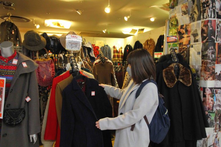 古着屋さん「Lubi Lu（ルビールー）」の店頭には冬物コートがたくさん！ レトロなワンピースが豊富に揃ってます