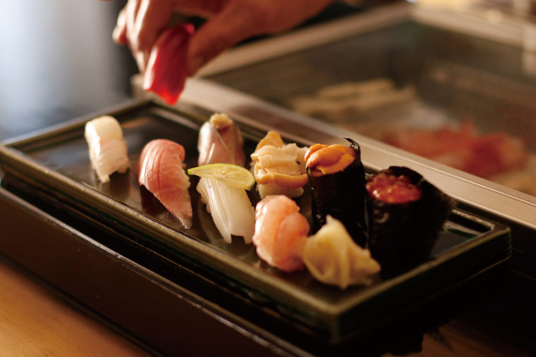 カウンターに埋め込まれたネタの箱は寿司屋ではなじみの光景だが、このスタイルを最初に取り入れたのが港すし、とも言われているのだ