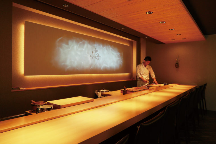 店長の木戸さんが一品料理を、写真の大将・遠山さんが鮨を担当する。『おまかせコース』は8,000円（税抜）から