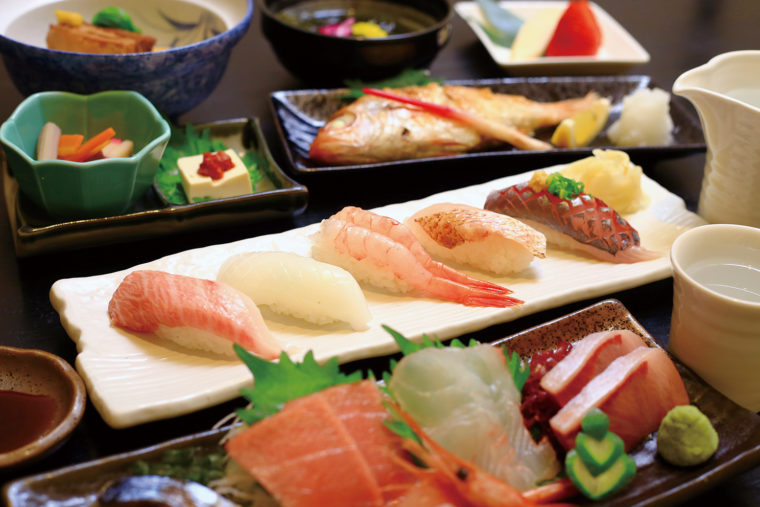 握り寿司やお刺身を筆頭に、佐渡・日本海で捕れた鮮度抜群の魚介類をいろいろな調理法で楽しむ。「まずは、今日一番のネタを」とお通しは握り寿司