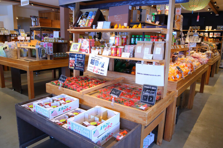 そら野テラス マルシェ。入り口すぐの場所にイチゴの販売スペースが！　その日のイチゴの糖度が示されているのも特徴。毎年旬の時期にはこのイチゴを目当てにお店の前に行列ができるほど！