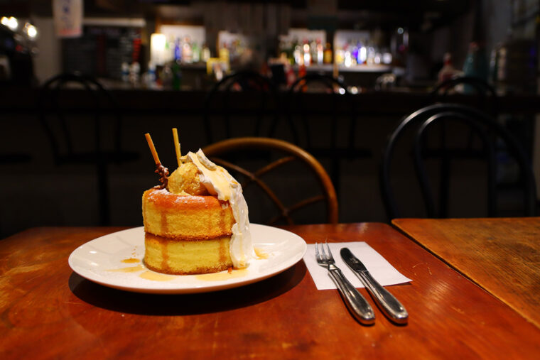 おすすめの2段ホットケーキ『ダブルファンタジー』（900円 税抜）。ふわふわ軽い食感でペロリと食べられます