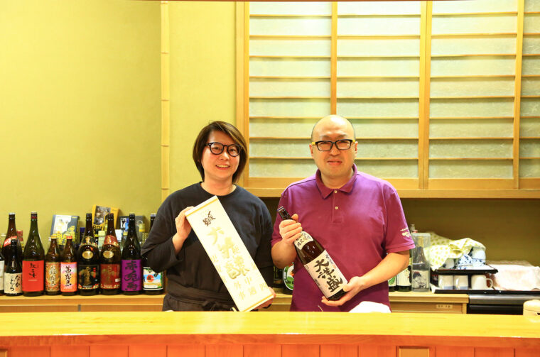 元気いっぱいの髙橋さんご夫妻。地元・村上のお酒をはじめ、県内の地酒を豊富に揃えています