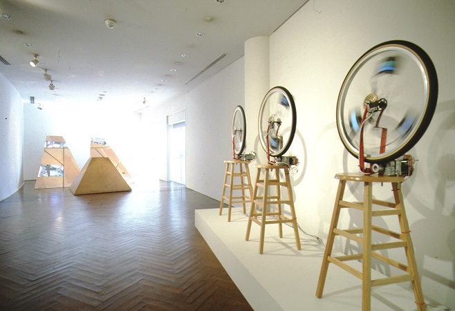 『デュシャンピアナ：自転車の車輪１、２、３』と『三つの山』の展示風景（原美術館、1992年） Photo：内田芳孝 Courtesy of Shigeko Kubota Video Art Foundation; © Estate of Shigeko Kubota