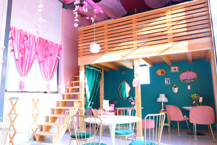 CAFE BIMMEY店内。カラーリングはピンクがメインですが、奥の壁のグリーンもかわいいです！