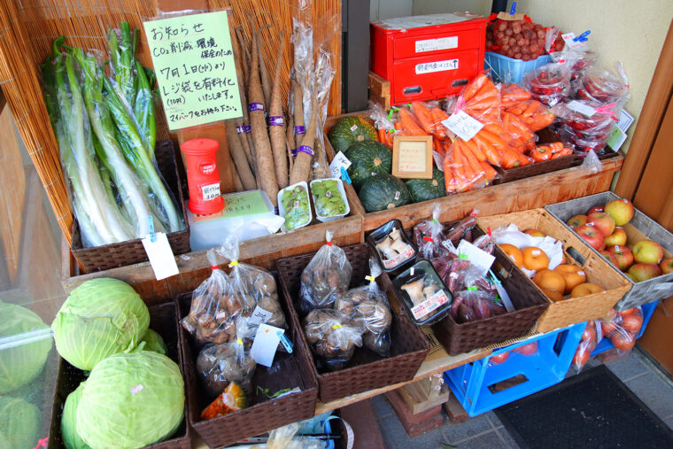 お店の入口では野菜も販売。北村さんのお母さんの野菜もありますよ