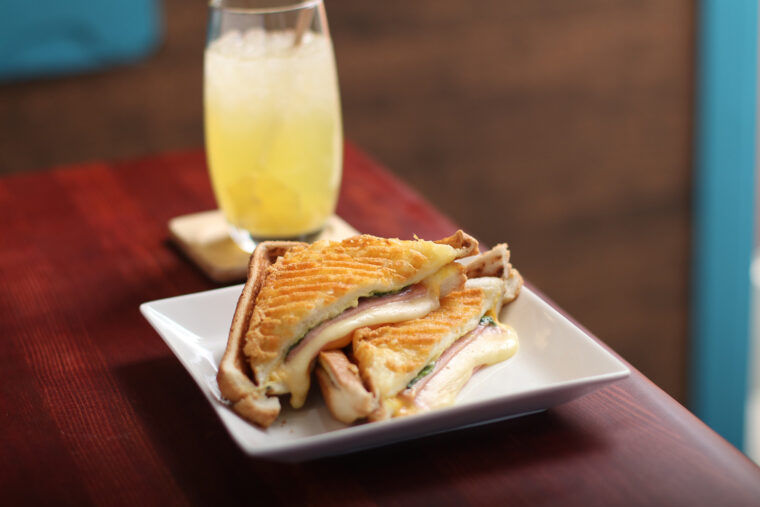 『ホットサンドイッチ ハム＆チーズ』（440円）と『自家製レモネード』（440円）