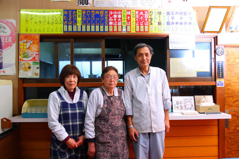 お店を切り盛りする米子さん（中）と長男ご夫婦。「生涯現役です」という米子さんは今年で89歳！　今日も元気に厨房に立ち続けています！