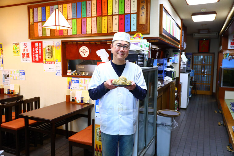 「焼売と餃子を初めて注文したお客さんは、予想外の大きさにみんなとても驚いていますよ」と店主の立川崇さん