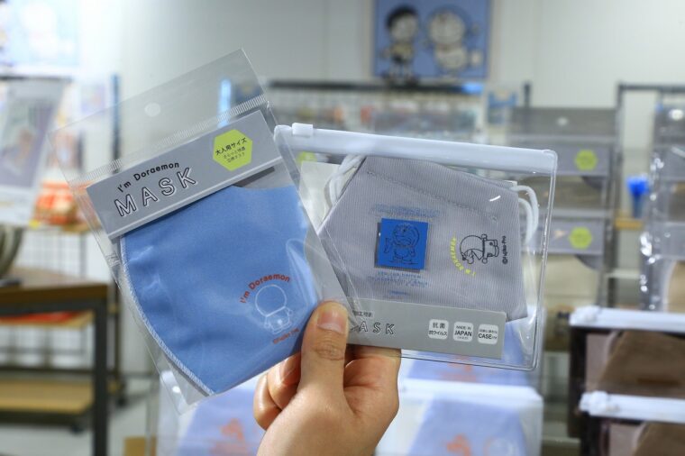 左からウレタンマスク770円（税込）、抗ウイルス・抗菌加工付きの布マスク1,980円（税込）