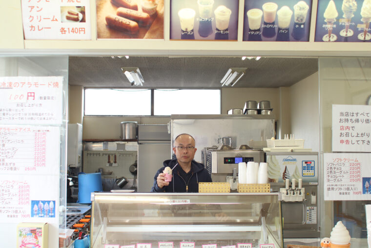 2代目店主の木村宏一さん。こちらはアイスのコーナー。このコーナーの右手にジェラートのコーナーがあります
