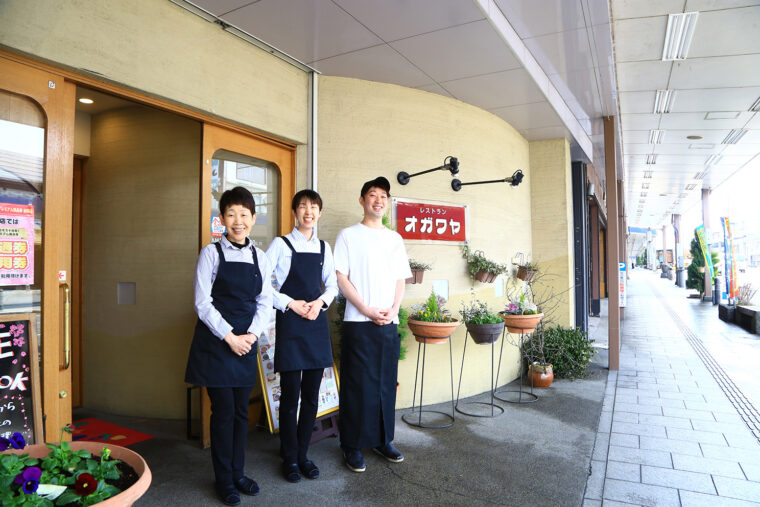 右から小川公也さん、姉の松村香世子さん、ふたりの母の松村ひろみさん。家族みんなで切り盛り