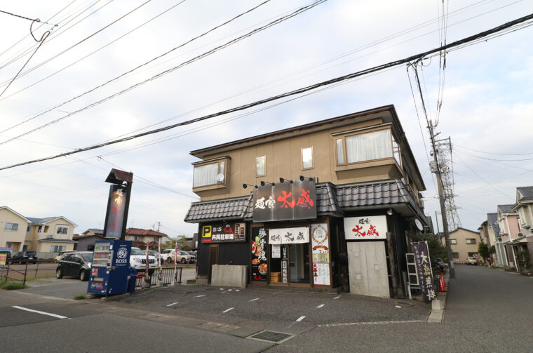 店は竹尾ICから車で約3分の住宅街にあります