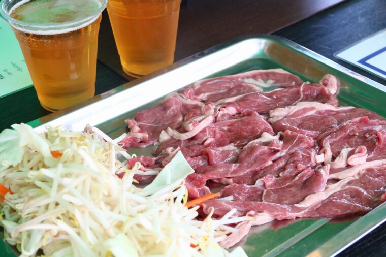 もちろんオーダーは『ラム肉ジンギスカン』（1人前1,450円 ※写真は2人前）。野菜付きです