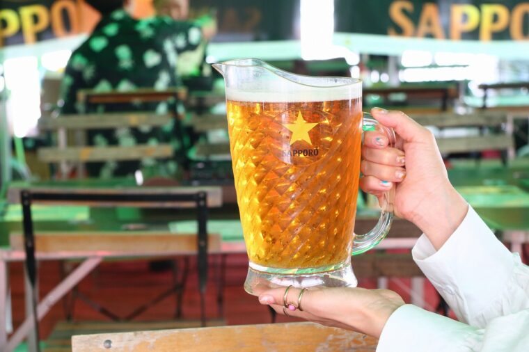 勢いがついてビールを追加オーダー。グループで行くならピッチャーがおすすめ！　飲み物はワンドリンク制です