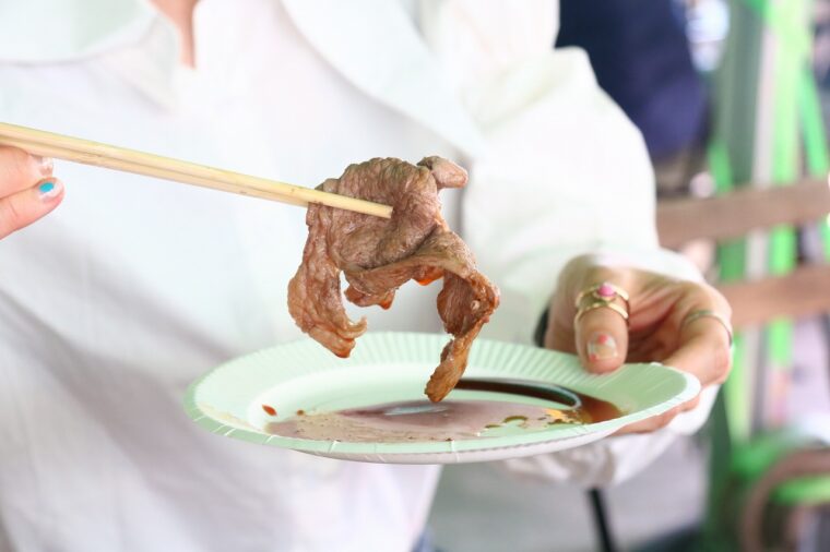 本場の秘伝のタレをつけて…