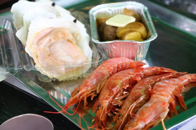 メニューは他に北海道名物のホタテバターやインカの目覚めじゃがバター。豚や鶏のジンギスカンもあります