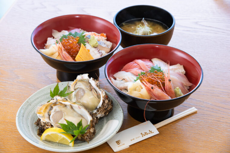 『地魚丼』（写真右・1,550円）、『海鮮丼』（写真左奥・1,450円）、『岩がき』（写真手前・時価）